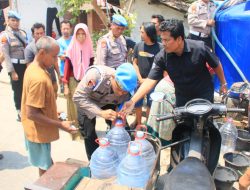 Bakti Sosial Propam Polri, Lima Truk Air Bersih Disalurkan untuk Warga Terdampak Kemarau di Kudus