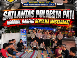 Polri Bersama Masyarakat, Satlantas Polresta Pati Jagong Bareng Komunitas Vespa di Warung Angkringan